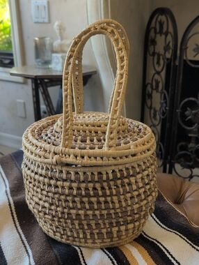 Vintage Two-Tone Hand Woven Basket Bag in Natural Rattan With Lid